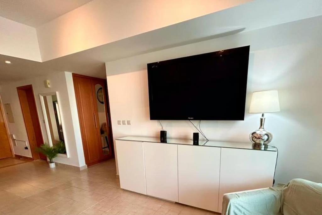 Marina View With Pool, Gym, Tennis Court, 5 Mins To Beach 두바이 외부 사진